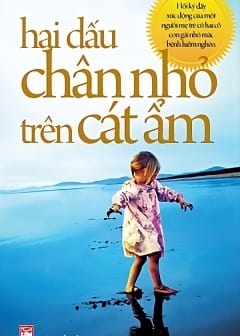 Ảnh Hai Dấu Chân Nhỏ Trên Cát Ẩm